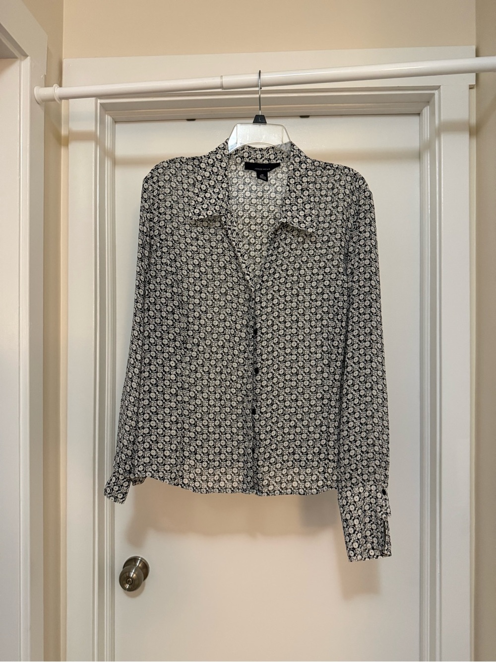 Jones Wear Black and White Floral Button-Up Blouse